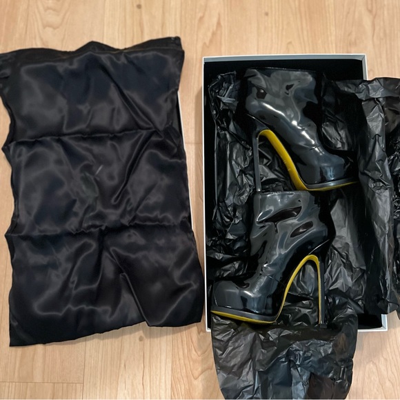 Yves Saint Laurent Tribute II, Patent Leather Ankle Boots, 4 inch stiletto heel - Picture 7 of 16